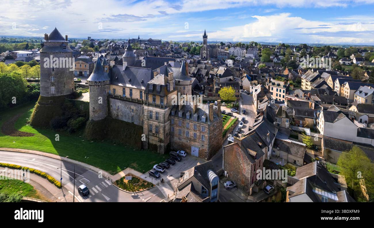 Castello di Chateaugiron, Bretagna, dipartimento di Ille-et-Vilaine in Francia - pittoresco villaggio fortificato medievale vicino a Rennes. vista panoramica aerea Foto Stock