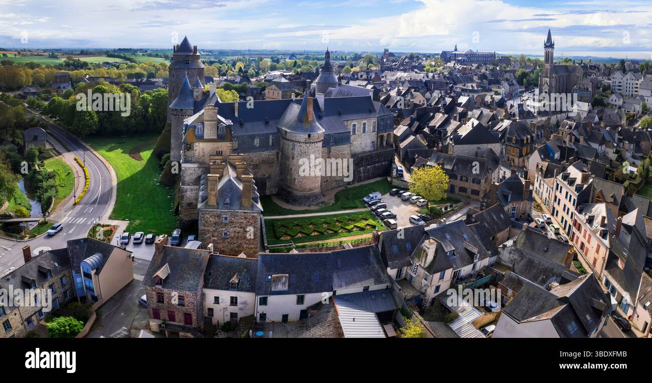 Castello di Chateaugiron, Bretagna, dipartimento di Ille-et-Vilaine in Francia - pittoresco villaggio fortificato medievale vicino a Rennes. vista panoramica aerea Foto Stock