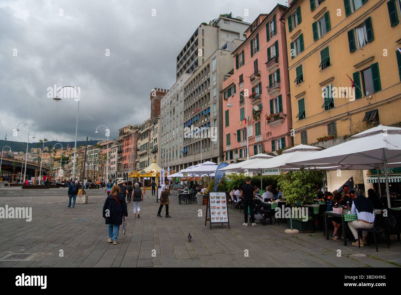 Italien, Genua, 13.05.2025 Genua ist Hauptstadt der nordwestlichen Region Ligurien. Die Stadt ist für ihre jahrhundertelange zentrale Rolle im Seehandel bekannt. SIE ist die sechstgroeßte Stadt Italiens. Foto: Straßencafes am Porto Antico Stadt Genua *** Italia, Genova, 13 05 2025 Genova è il capoluogo della regione nord-occidentale della Liguria la città è conosciuta per il suo ruolo centrale secolare nel commercio marittimo è la sesta città più grande d'Italia foto caffè marciapiede a Porto Antico città di Genova Foto Stock