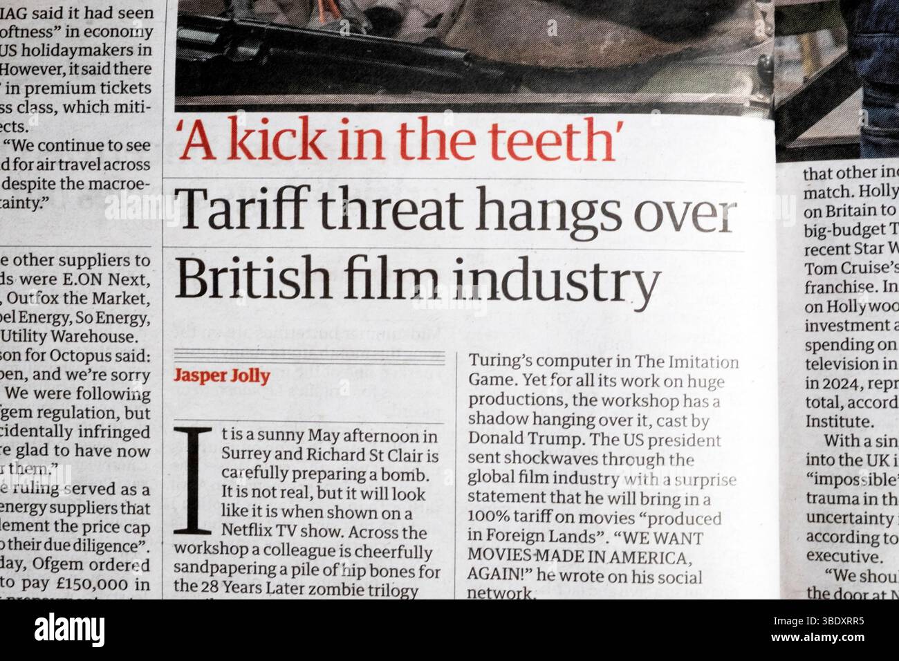 "Un calcio nei denti" la minaccia tariffaria grava sull'industria cinematografica britannica, il quotidiano Guardian titola Trump tariffs articolo 10 maggio 2025 Londra Inghilterra Regno Unito Foto Stock