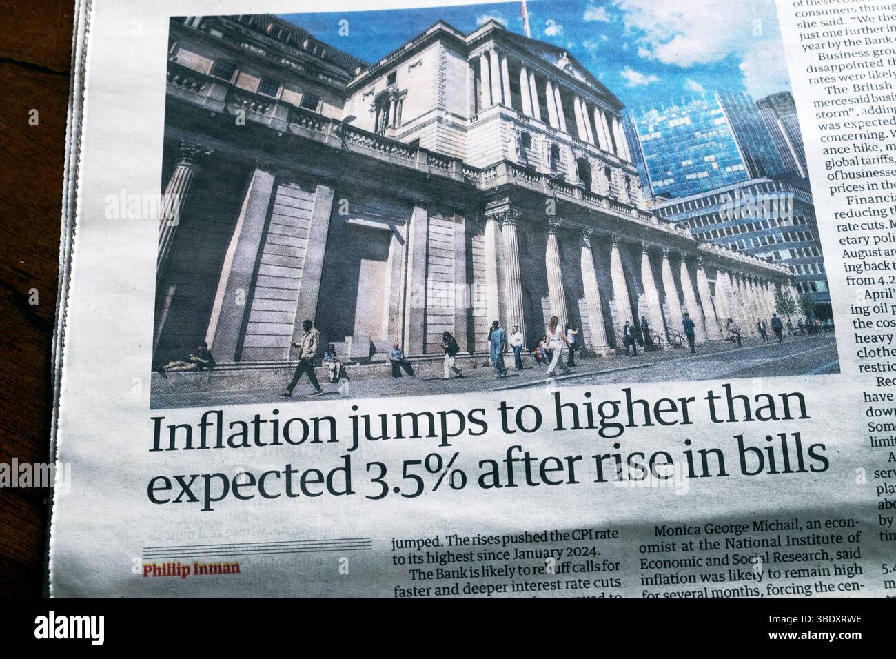 "L'inflazione salta al di sopra del previsto 3,5% dopo l'aumento delle bollette" articolo del quotidiano Guardian della Banca d'Inghilterra Foto Stock