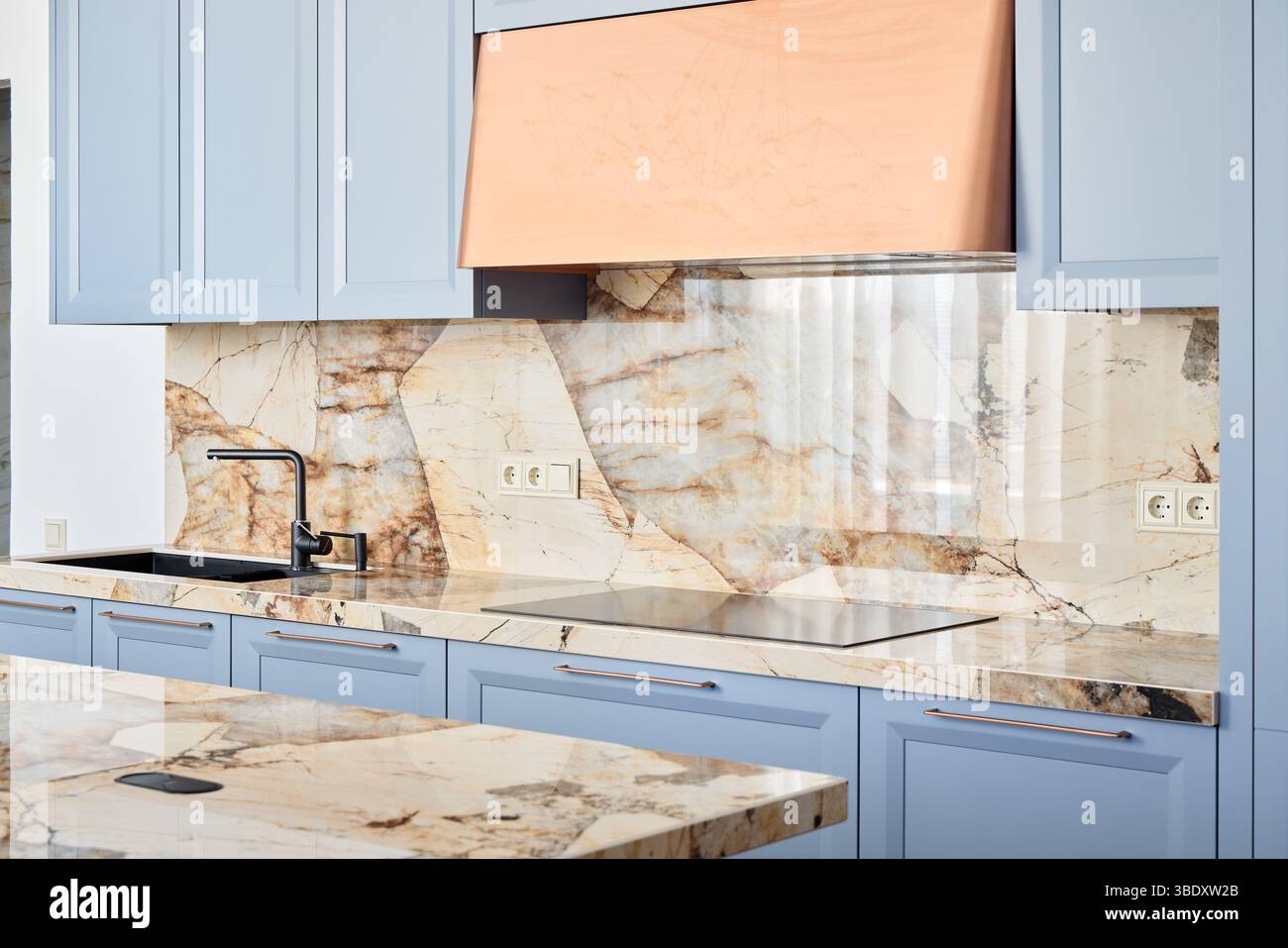 Elegante design della cucina con splendide caratteristiche in marmo e splendidi armadietti blu Foto Stock