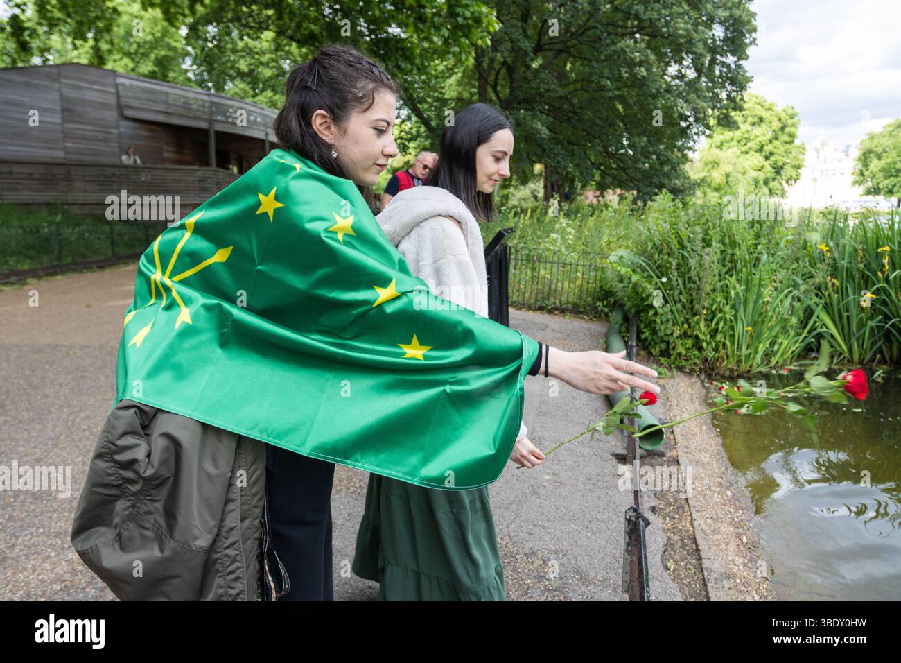 Membri della comunità circassia riuniti presso il memoriale della Crimea per mostrare rispetto alle vittime del genocidio circasso. Foto Stock