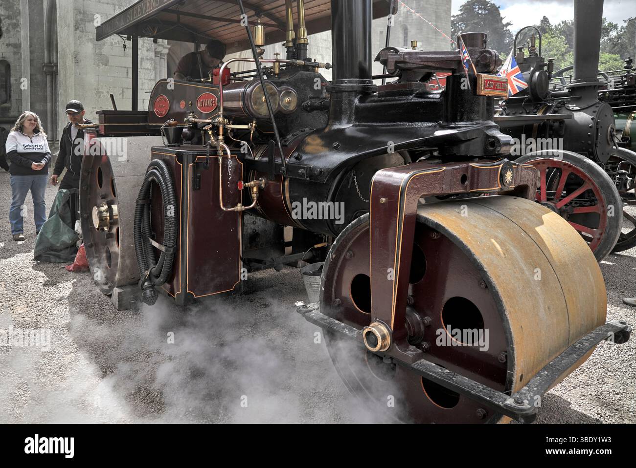 Rullo a vapore in una gara di trazione a vapore presso Eastnor Castle, Herefordshire, Inghilterra, Regno Unito. Maggio 2025. Foto Stock
