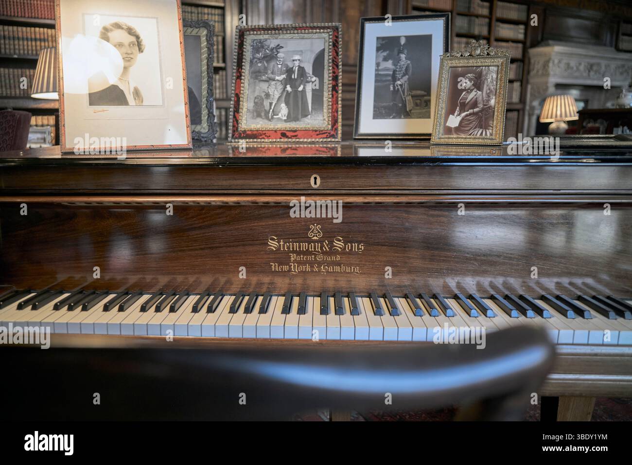 Steinway piano, XIX secolo, Eastnor Castle interior, Herefordshire, Inghilterra, REGNO UNITO. Foto Stock