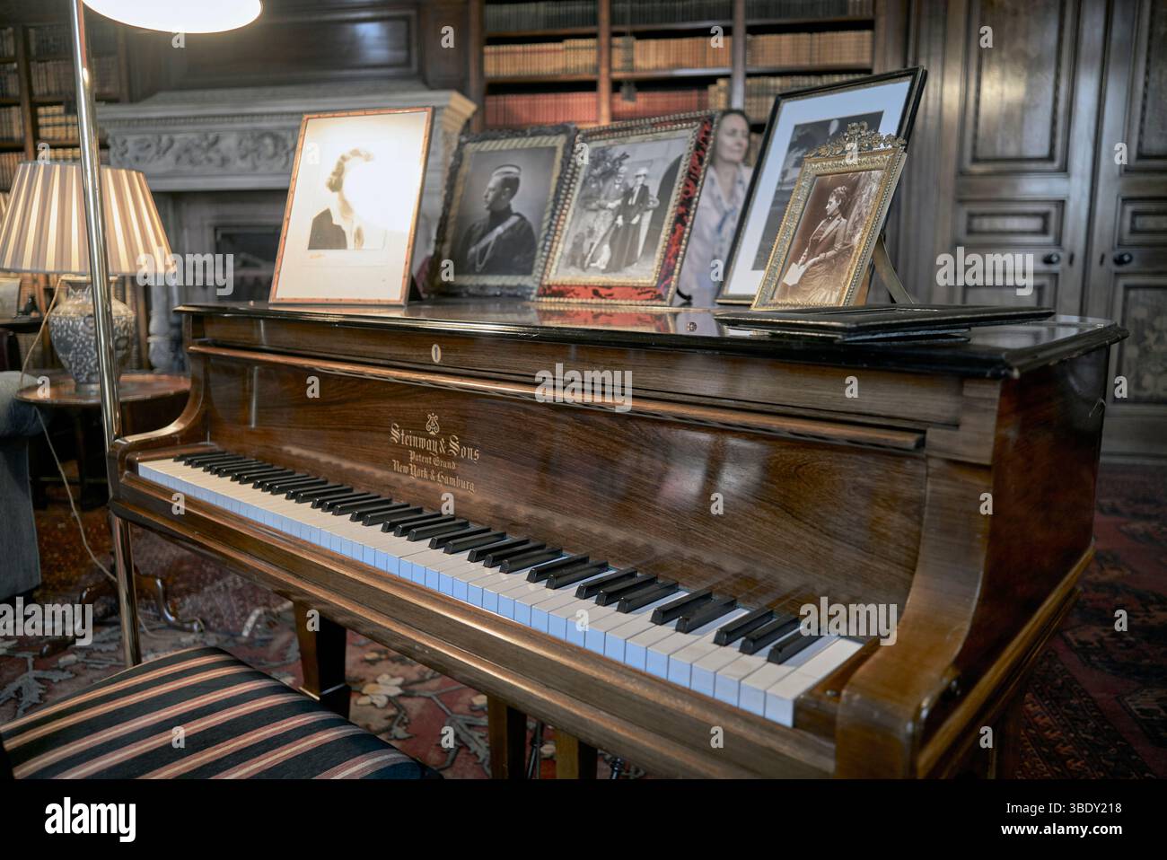 Steinway piano, XIX secolo, Eastnor Castle interior, Herefordshire, Inghilterra, REGNO UNITO. Foto Stock