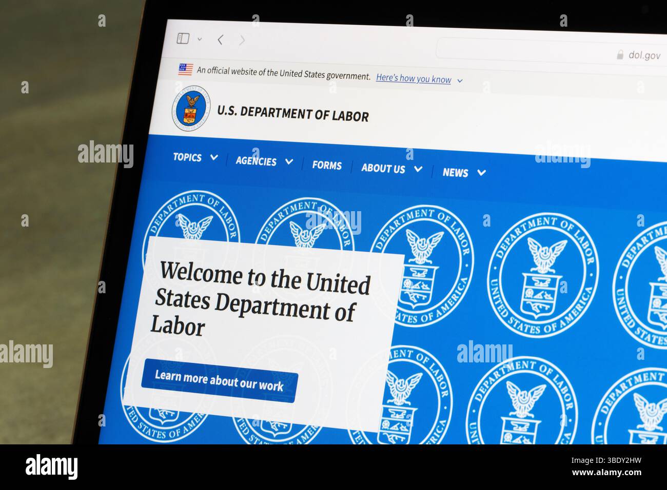 La prima pagina del Dipartimento del lavoro degli Stati Uniti (DOL), uno dei dipartimenti esecutivi del governo federale degli Stati Uniti, è visibile sullo schermo di un computer. Foto Stock