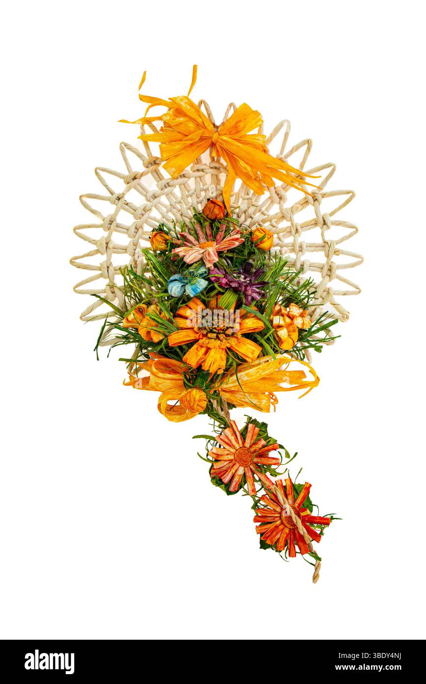 Splendida cortina piena di fiori colorati con fiori gialli, arancioni e rossi, circondata da vegetazione lussureggiante, perfetta per la decorazione domestica Foto Stock