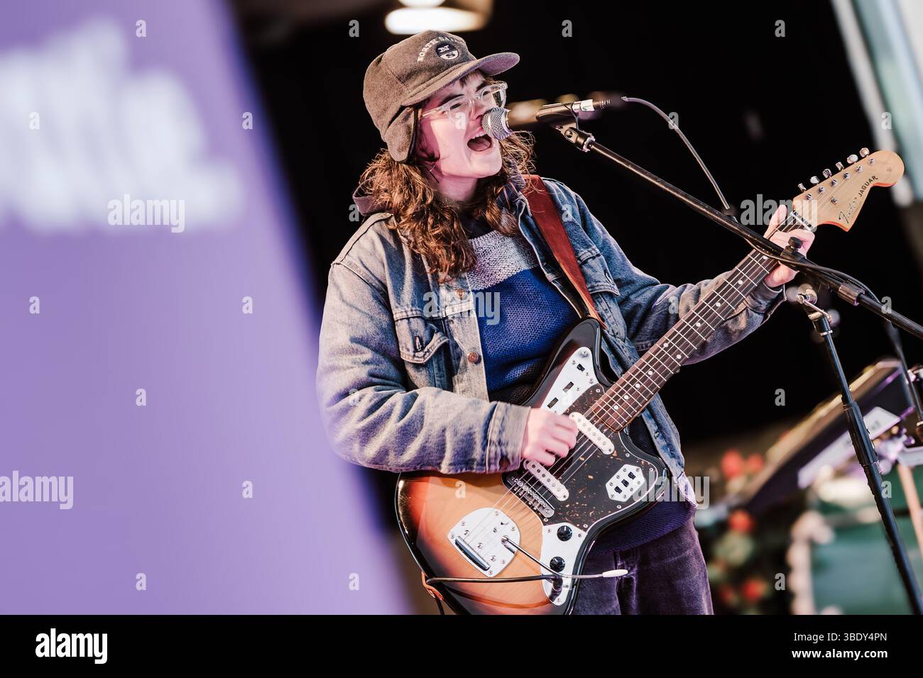 Anika Ostendorf alias Hachiku durante un concerto a Colonia. Foto Stock