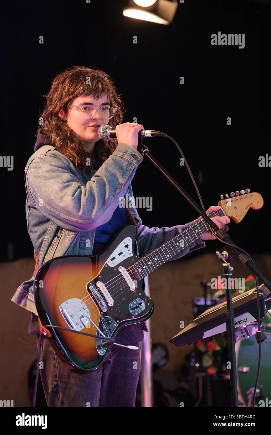 Anika Ostendorf alias Hachiku durante un concerto a Colonia. Foto Stock