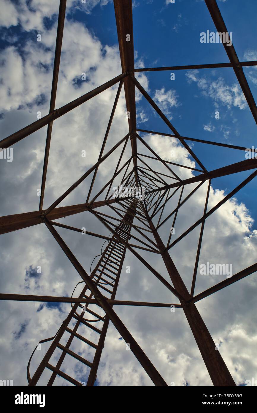 antenna torre radio per telecomunicazioni futuro concetto di connessione satellitare a banda larga Foto Stock
