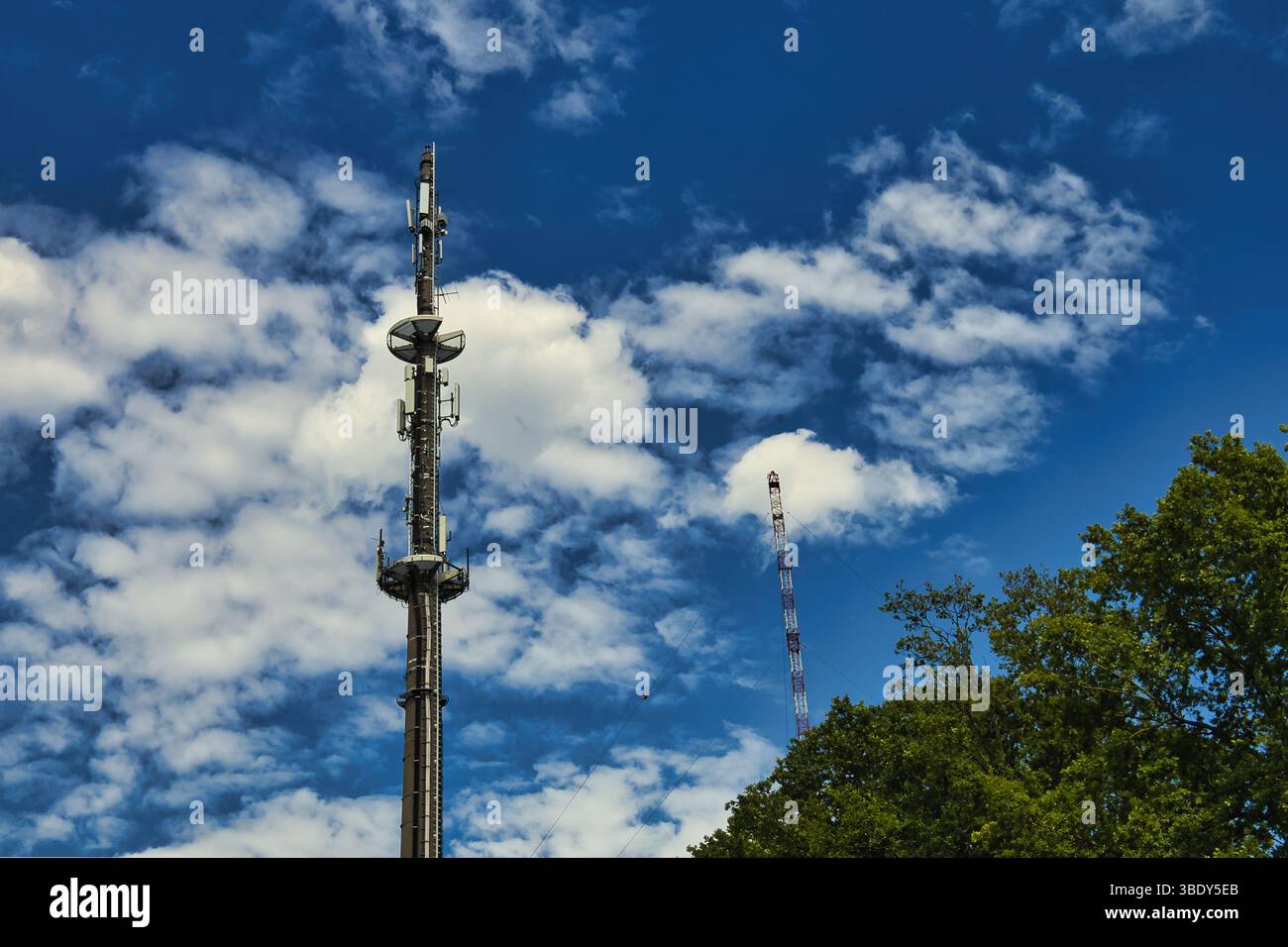 antenna torre radio per telecomunicazioni futuro concetto di connessione satellitare a banda larga Foto Stock