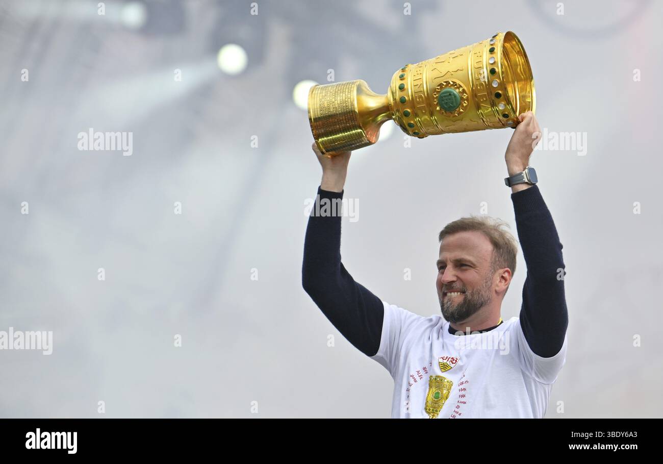 Allenatore Sebastian Hoeness VfB Stuttgart con trofeo, gioia gioia gioia emozione celebrazione della vittoria VfB Stuttgart, squadra VfB Stuttgart festeggia la vittoria Foto Stock