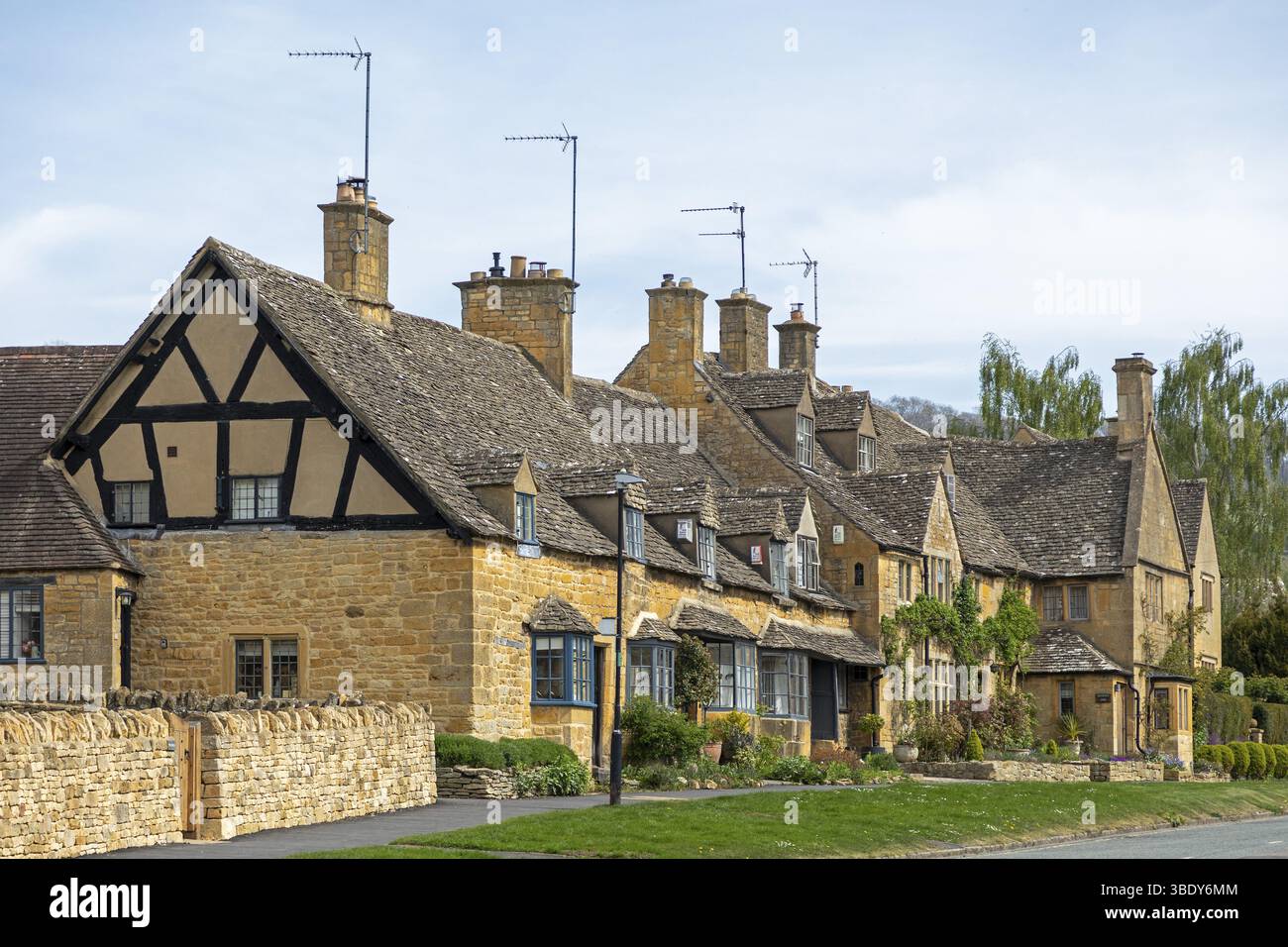 Case color miele, High Street, Broadway, Worcestershire, Cotswolds, Inghilterra, Regno Unito, Europa Foto Stock