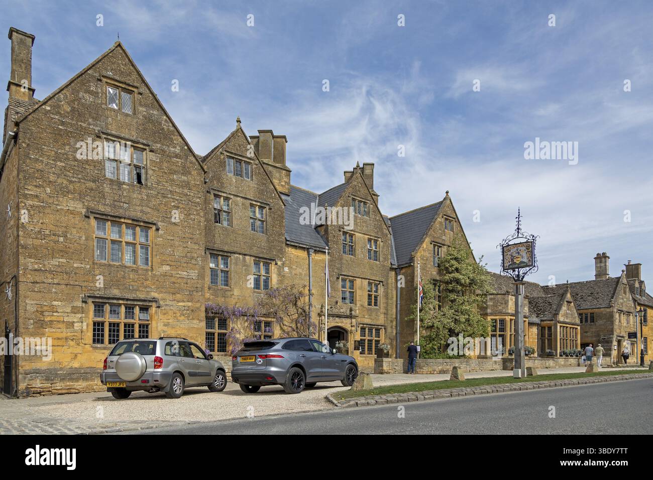 Case color miele, ristorante Lygon Arms, cartello pub, High Street, Broadway, Worcestershire, Cotswolds, Inghilterra, Regno Unito, Europa Foto Stock