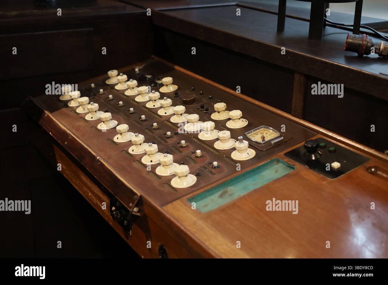 Pannello di controllo vintage del proiettore planetario dismesso nel Silesian Science Park di Chorzów Foto Stock