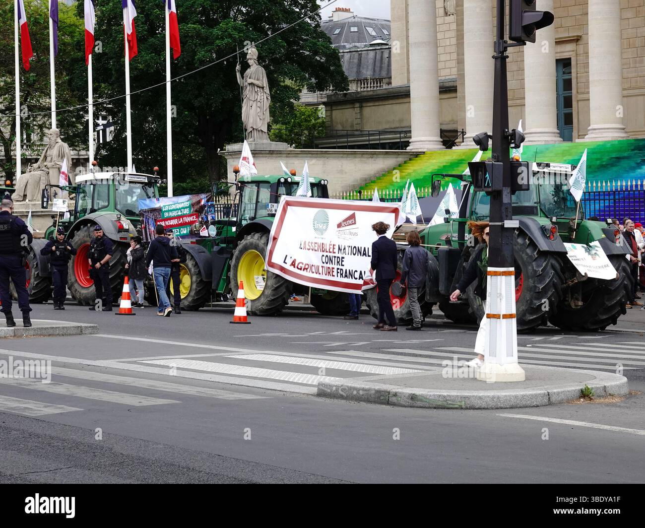 Parigi, Francia 26 maggio 2025. I contadini francesi parcheggiarono i trattori di fronte all'Assemblea Nazionale, nel settimo arrondissement, chiedendo ai legislatori di adottare un disegno di legge che diminuisse le restrizioni agricole sull'uso di pesticidi e acqua. Foto Stock