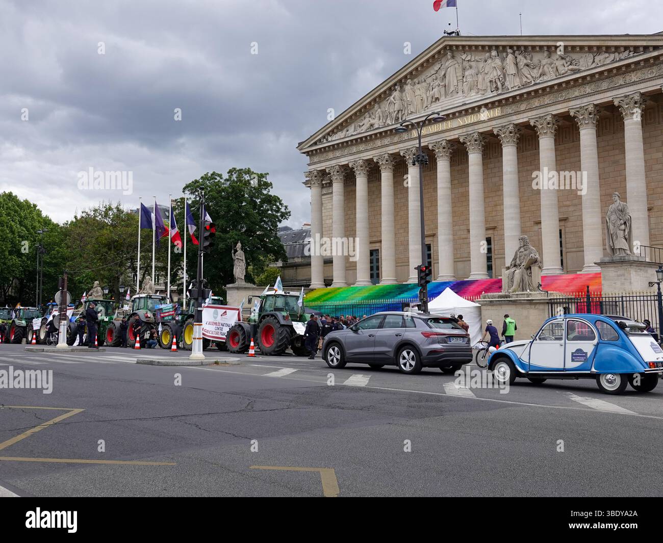 Parigi, Francia 26 maggio 2025. I contadini francesi parcheggiarono i trattori di fronte all'Assemblea Nazionale, nel settimo arrondissement, chiedendo ai legislatori di adottare un disegno di legge che diminuisse le restrizioni agricole sull'uso di pesticidi e acqua. Foto Stock