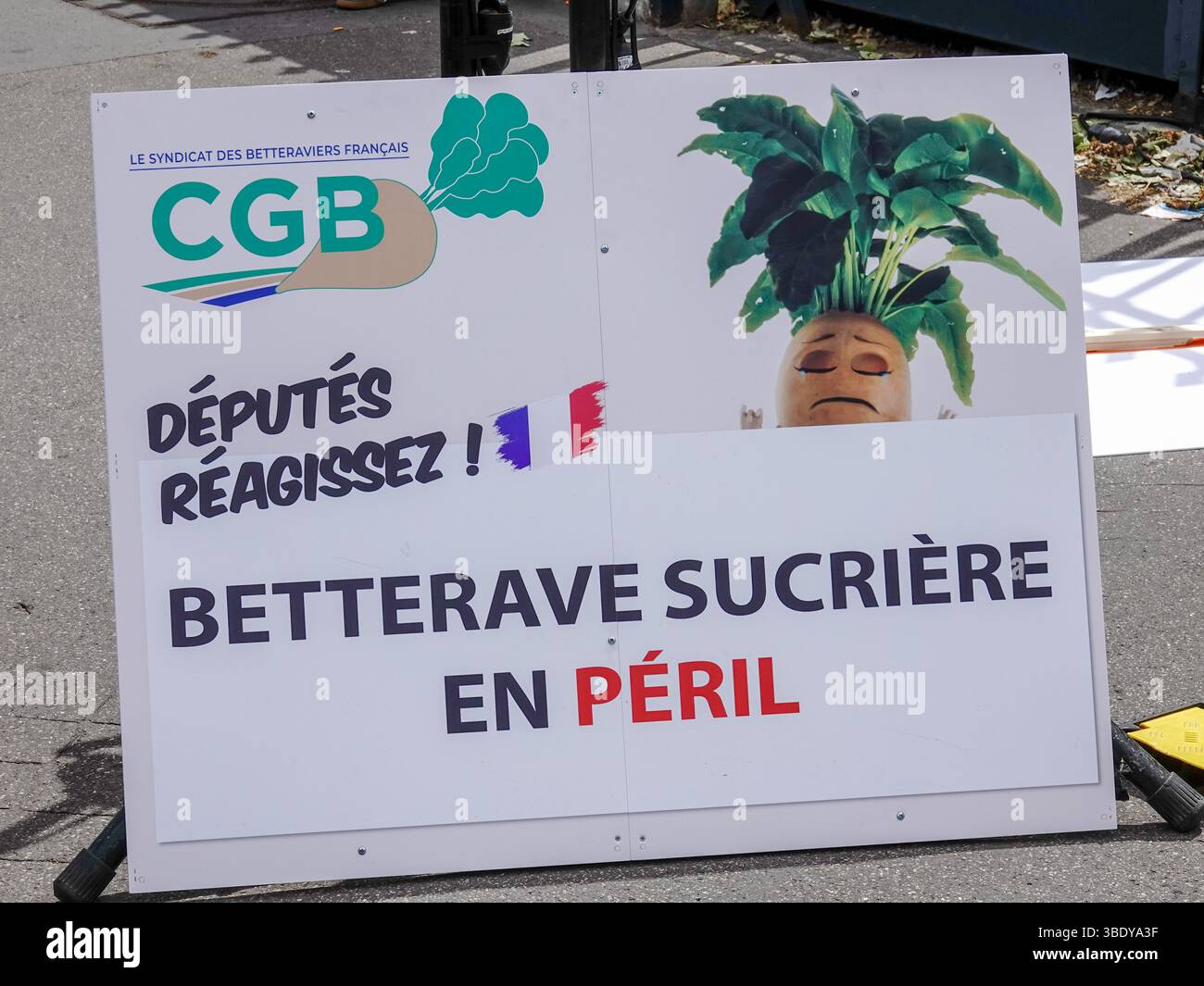 Parigi, Francia 26 maggio 2025. I contadini francesi parcheggiarono i trattori di fronte all'Assemblea Nazionale, nel settimo arrondissement, chiedendo ai legislatori di adottare un disegno di legge che diminuisse le restrizioni agricole sull'uso di pesticidi e acqua. Foto Stock