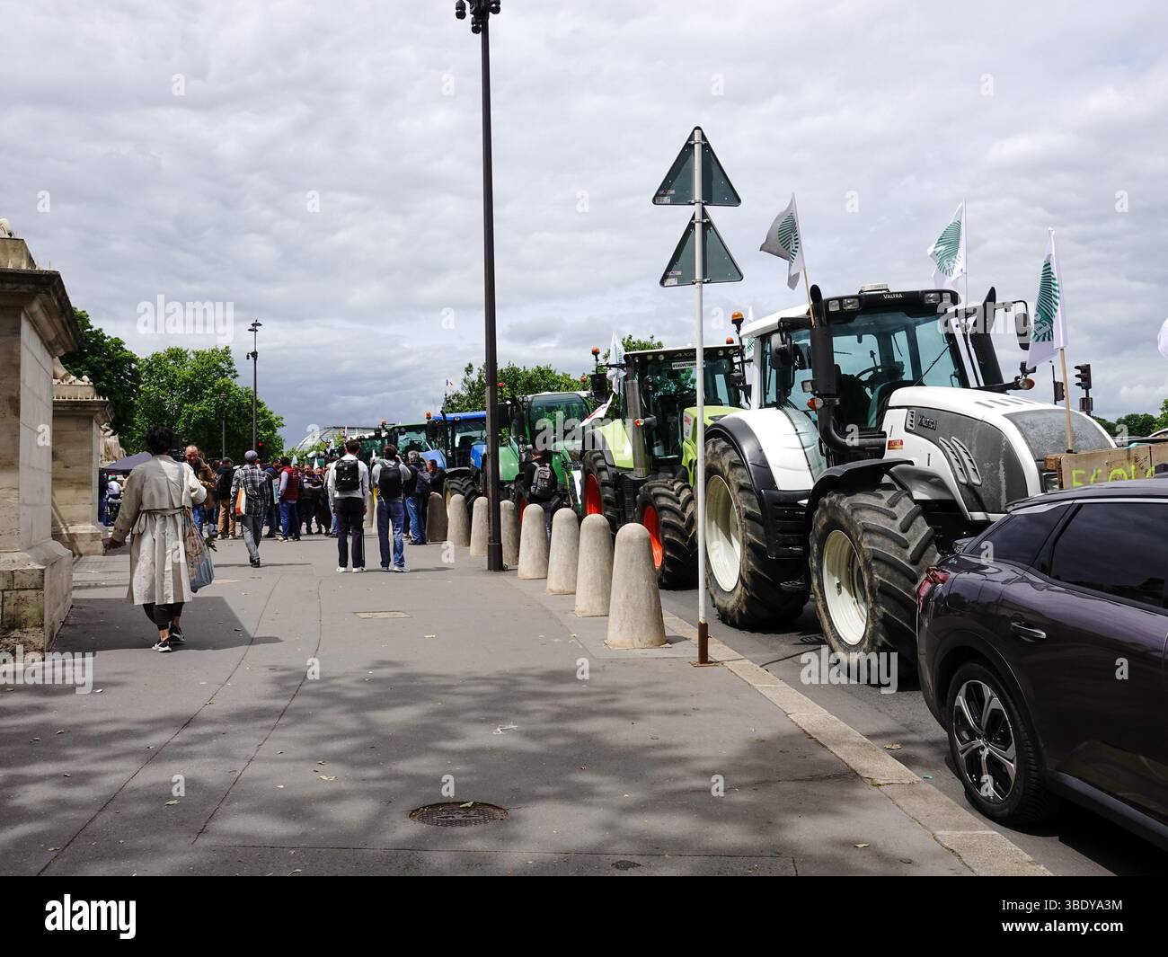 Parigi, Francia 26 maggio 2025. I contadini francesi parcheggiarono i trattori di fronte all'Assemblea Nazionale, nel settimo arrondissement, chiedendo ai legislatori di adottare un disegno di legge che diminuisse le restrizioni agricole sull'uso di pesticidi e acqua. Foto Stock