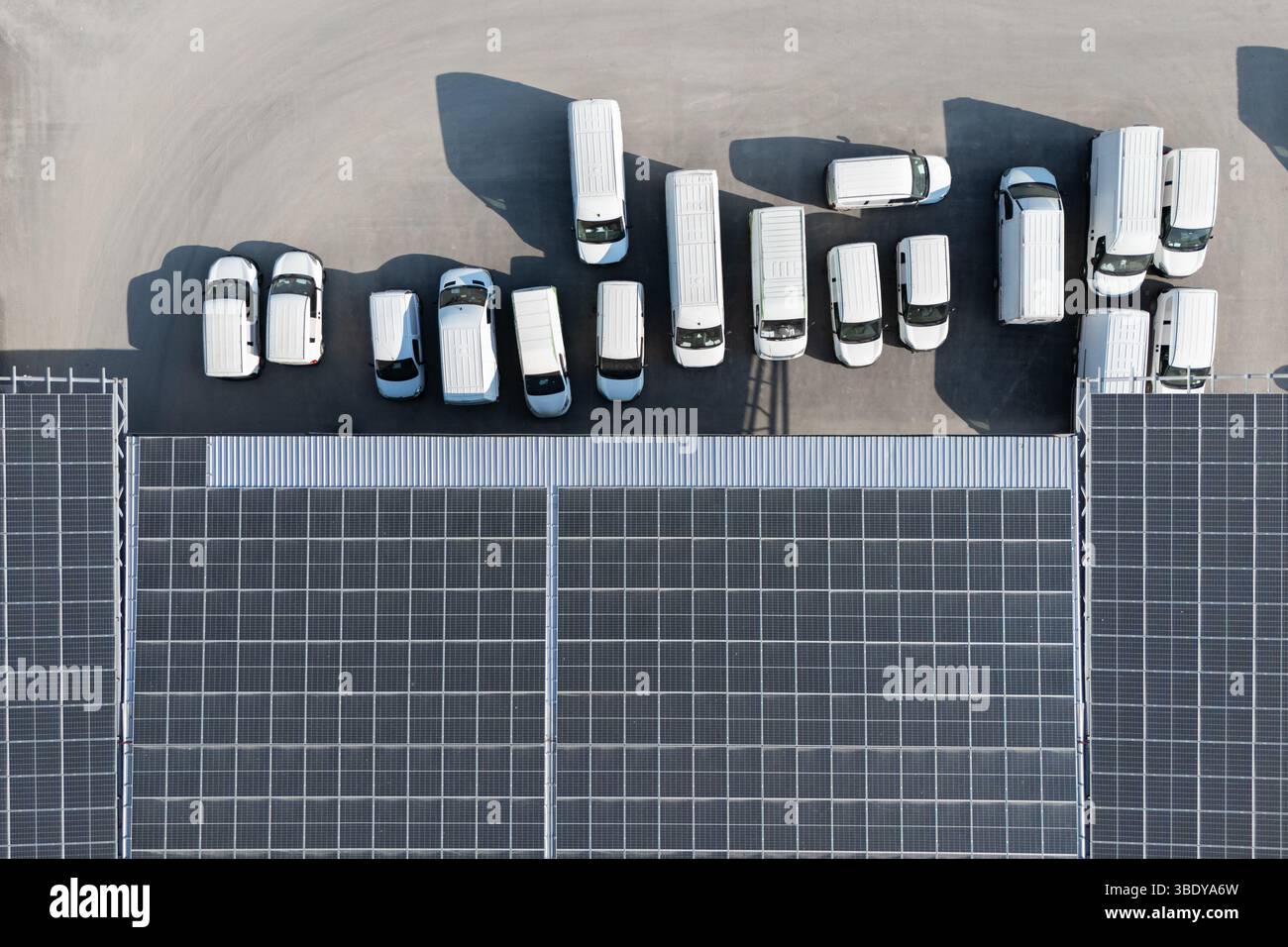 Furgoni e camion per la consegna sono dotati di pannelli solari su un tetto. Flotta di veicoli. Foto Stock