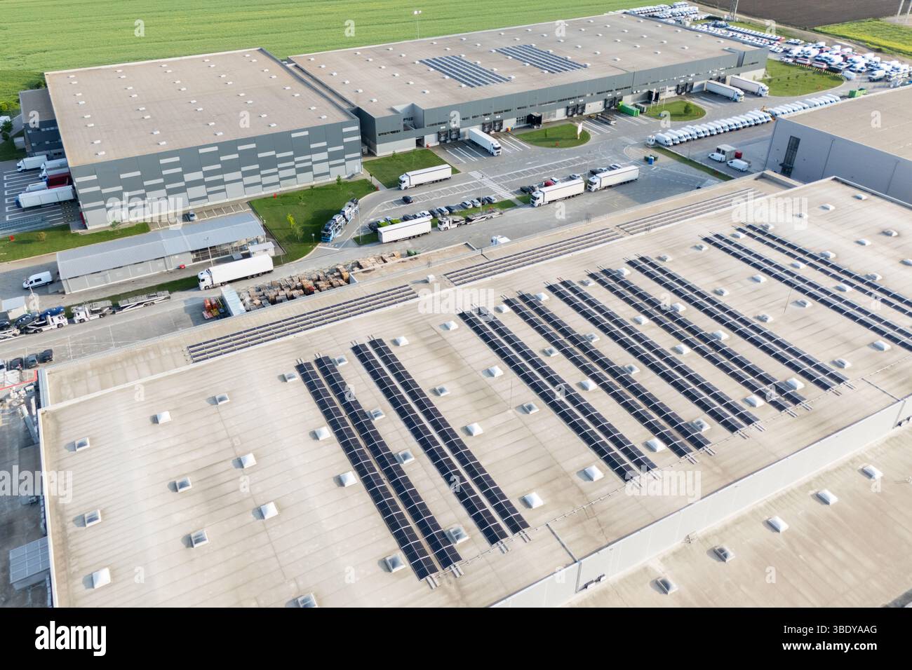 Centri logistici con pannelli solari sui tetti. Vista aerea. Foto Stock