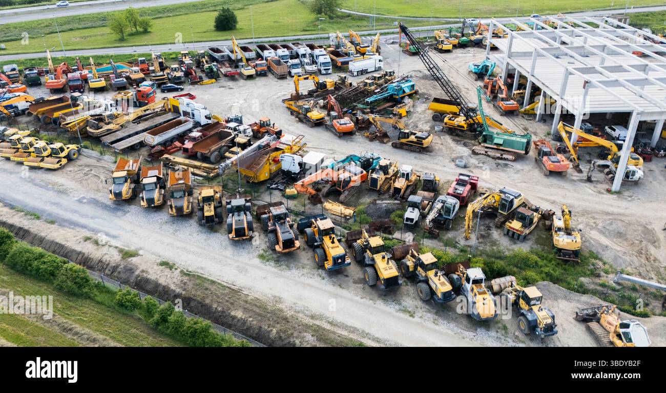 Centro di distribuzione per macchine da costruzione usate. Vista aerea. Foto Stock