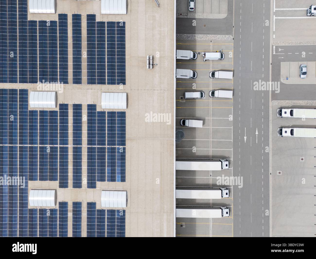 Centro logistico con pannelli solari sul tetto. Vista aerea. Foto Stock