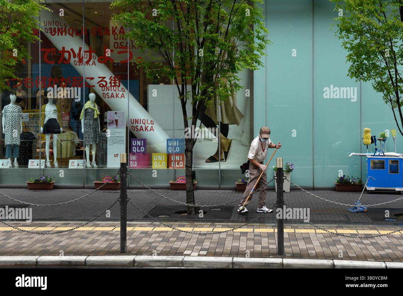 Pulitrice giapponese per pulizia uomo al passaggio pedonale, Osaka, Giappone, Asia. Foto Stock