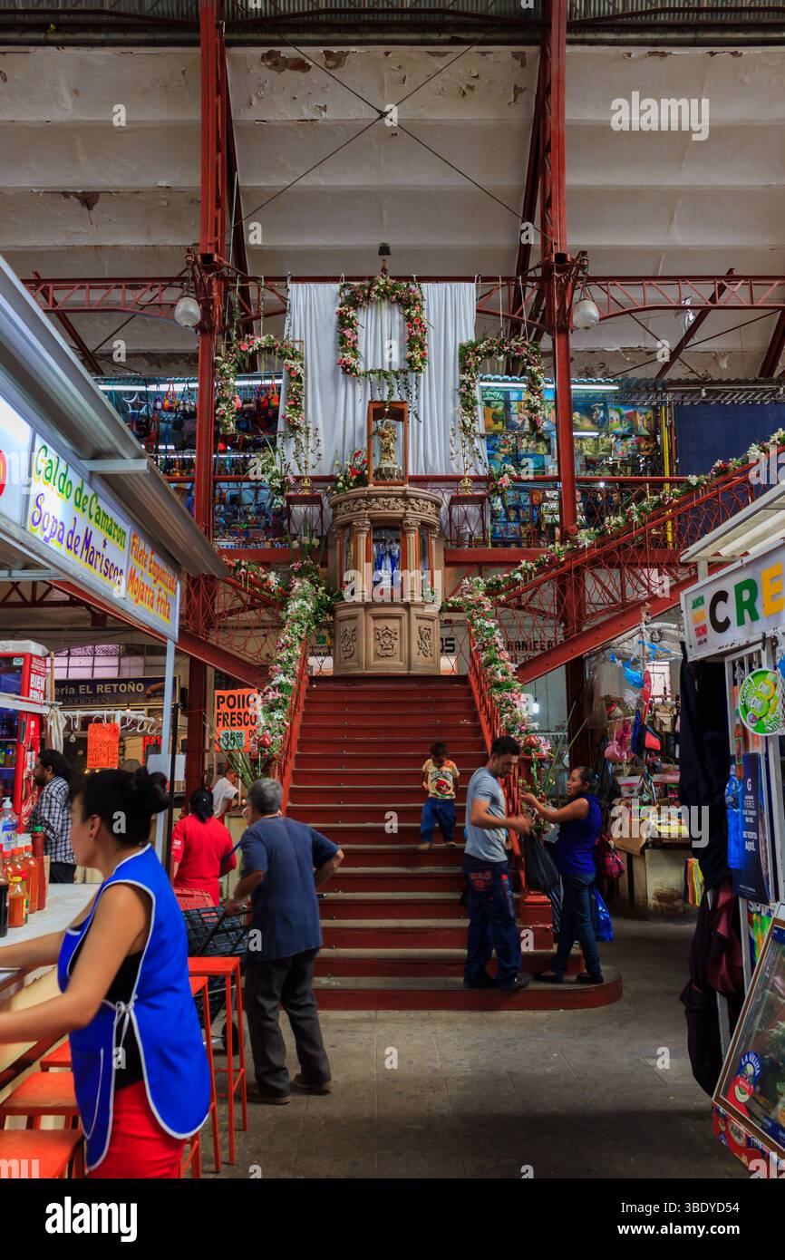 Guanajuato City, Messico - 30 maggio 2016: Le persone fanno shopping e camminano intorno al Mercado Hidalgo, un mercato storico noto per la sua architettura. Foto Stock