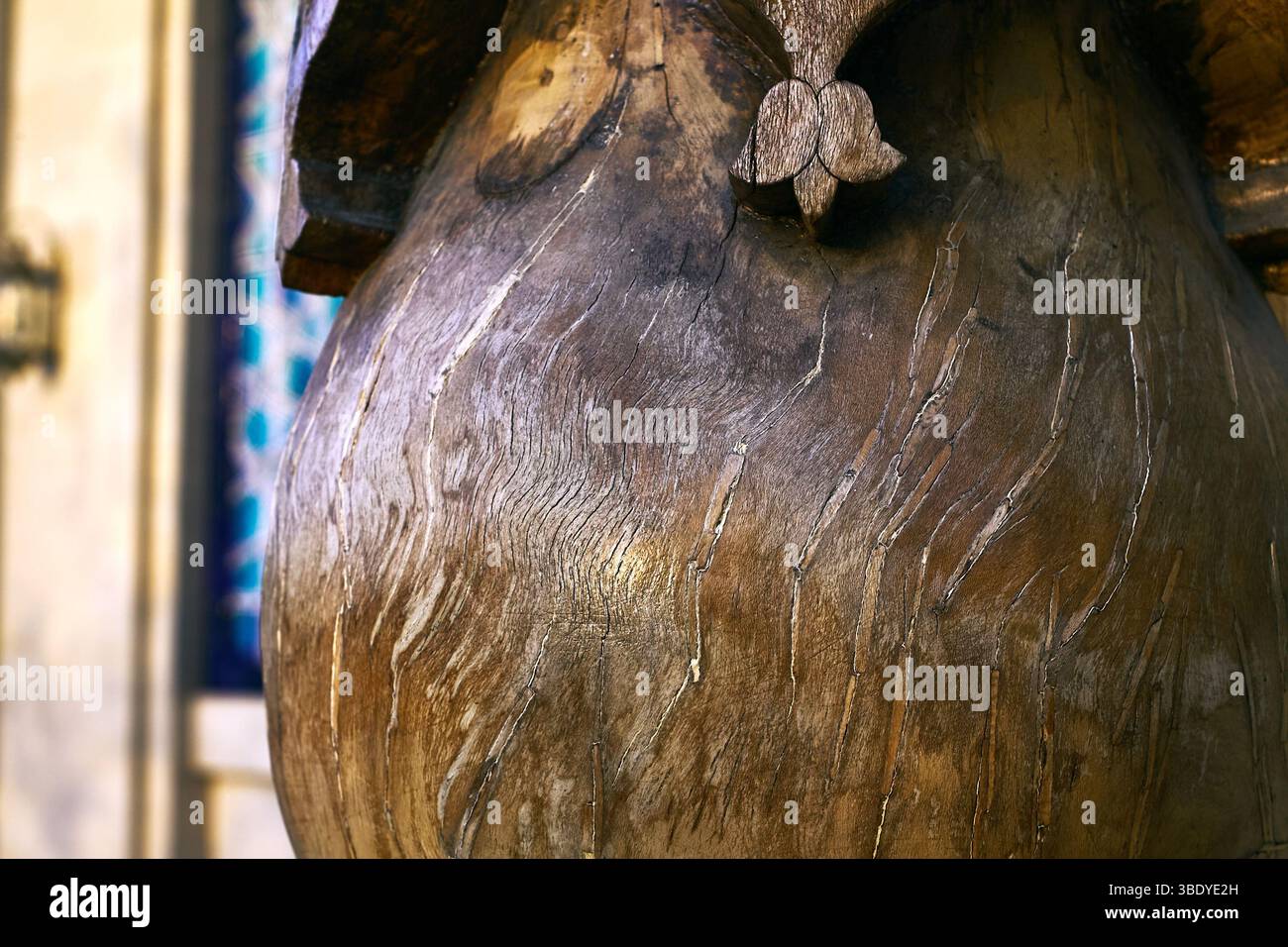 Dettagliate sculture tradizionali in legno uzbeko su una colonna all'interno del Museo delle vittime della repressione politica. Tashkent, Uzbekistan. Marzo 2025 Foto Stock