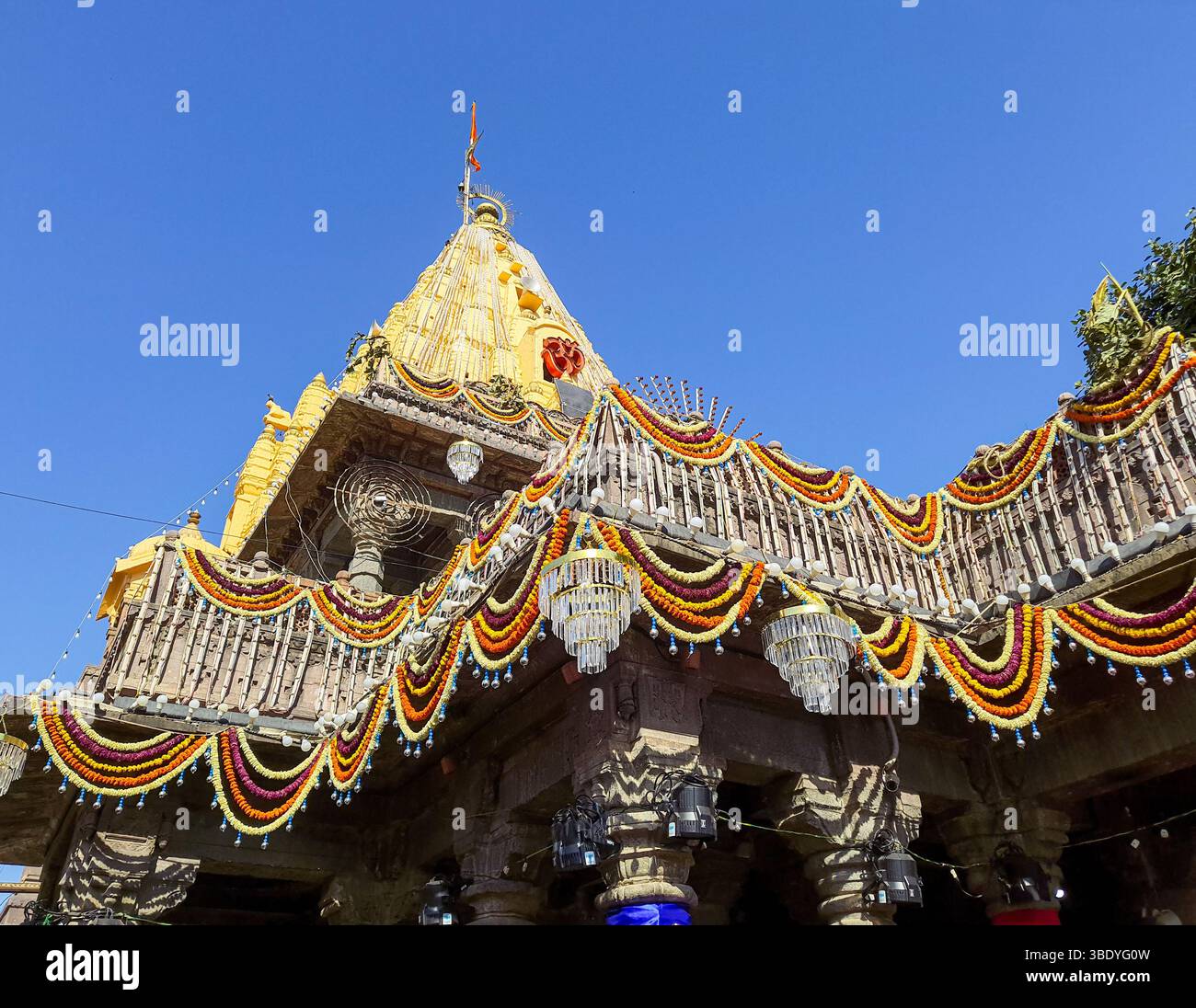 l'architettura del tempio indù santo con un cielo azzurro luminoso al giorno viene scattata un'immagine al tempio mahakal ujjain madhya pradesh india. Foto Stock