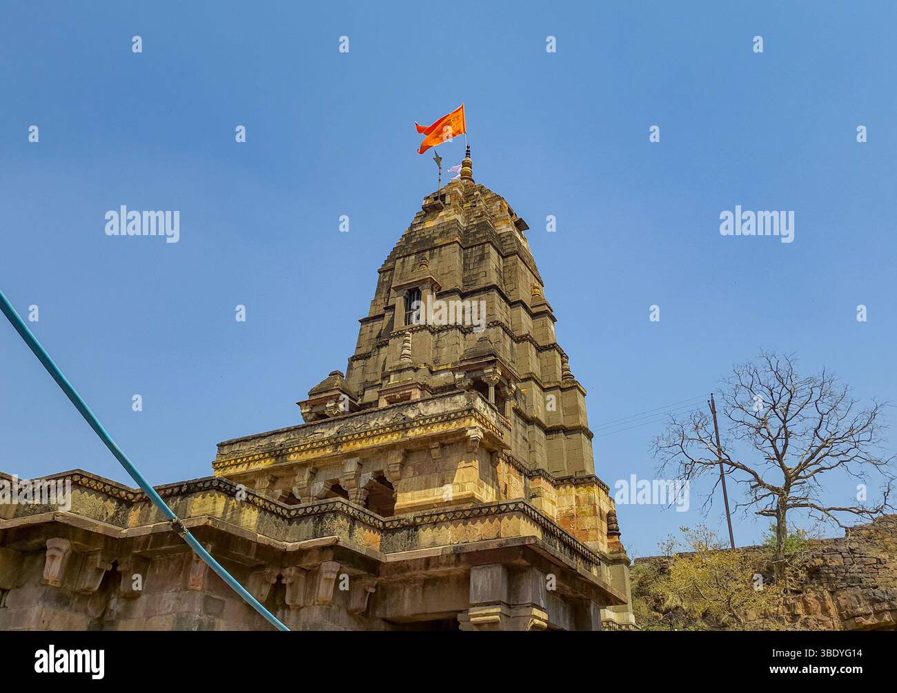 architettura del tempio indù santo con cielo blu luminoso di giorno Foto Stock