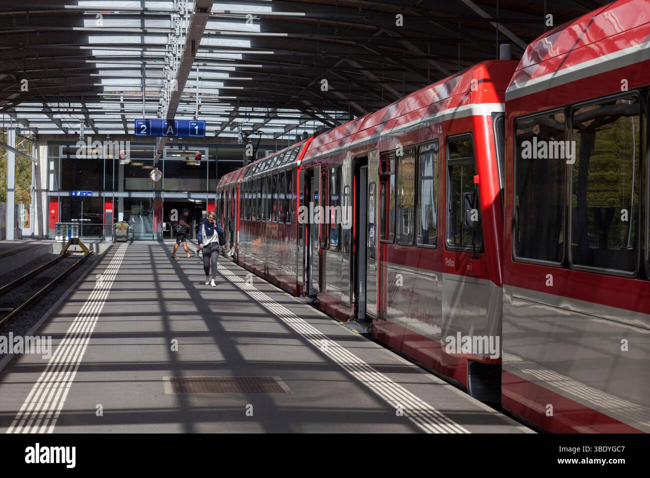 Täsch (Svizzera) Matterhorn Gotthard Bahn ABDeh treno elettrico a scartamento 4/8 metri alla stazione di Tasch Foto Stock
