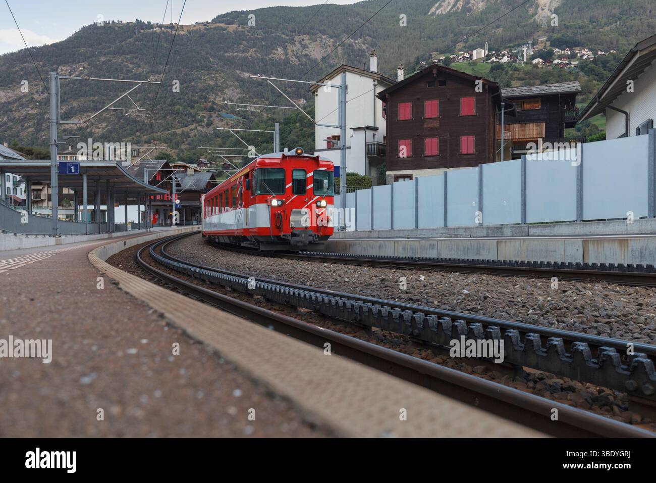 Matterhorn Gotthard Bahn a Stalden-SaaS Svizzera con il sistema Abt a cremagliera e pignone visibile Foto Stock
