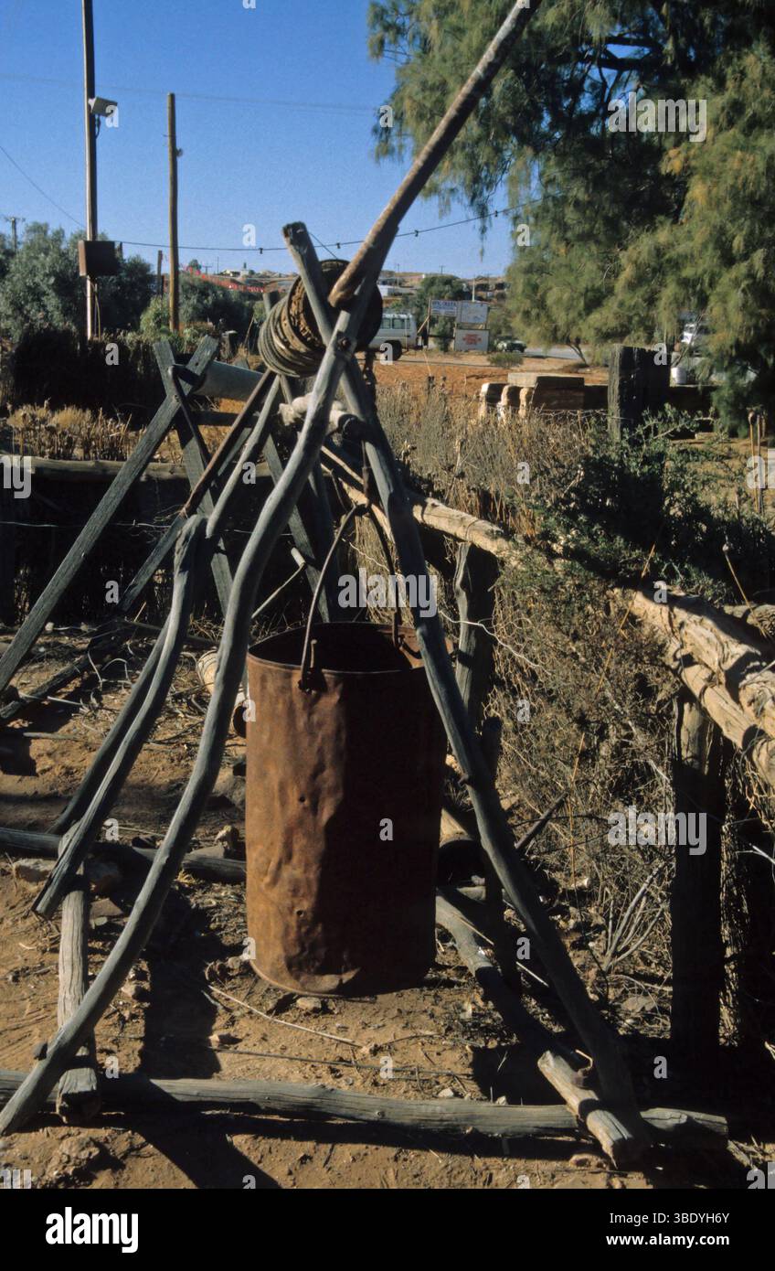 Vecchio albero minato in disuso con benna e miniera di opale, insediamento remoto minerario di opale di Andamooka, Australia meridionale Foto Stock