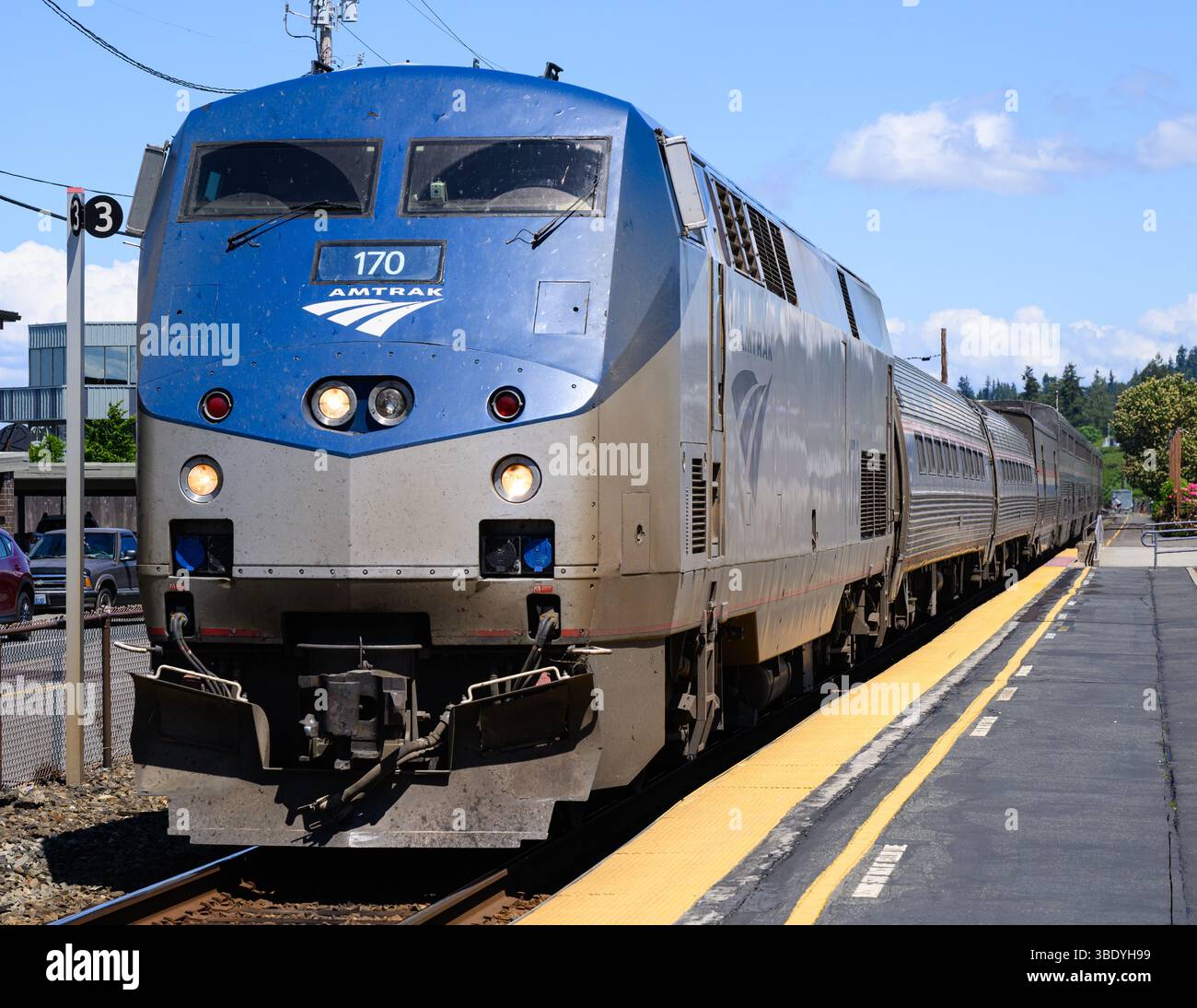 Edmonds, Washington, USA - 22 maggio 2025; treno passeggeri a lunga distanza Amtrak Empire Builder in arrivo al binario Foto Stock