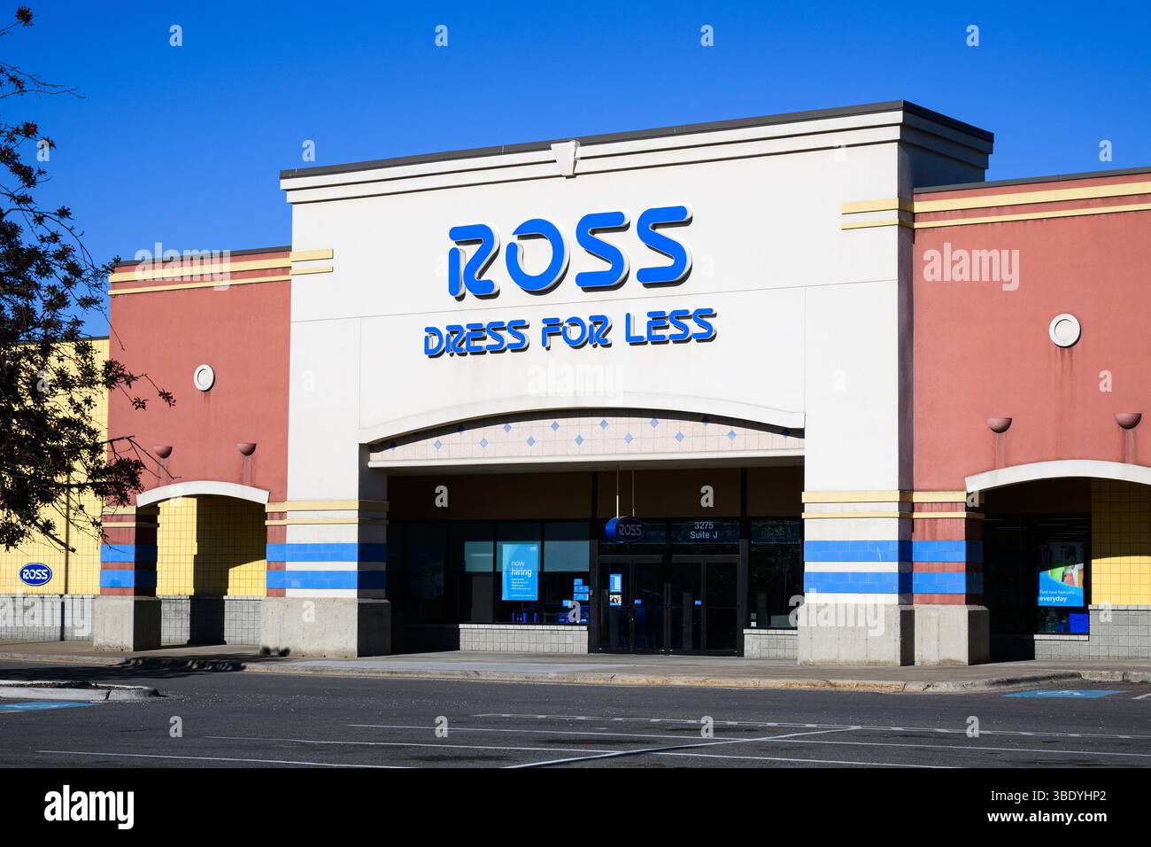 Missoula, Montana, Stati Uniti d'America - 7 maggio 2025; Ross Dress for Less, facciata del negozio sotto il cielo blu Foto Stock
