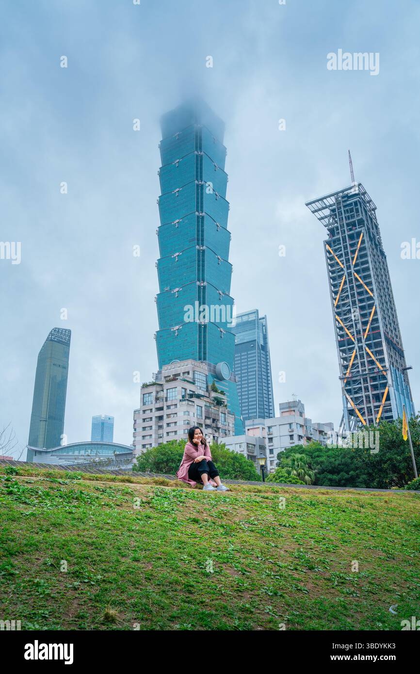 La migliore vista di Taipei 101: Iconica prospettiva diurna a Taipei, Taiwan Foto Stock
