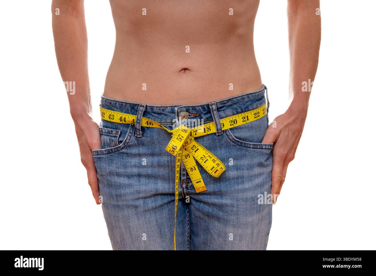 Primo piano di una donna che indossa jeans con metro a nastro intorno alla vita Foto Stock