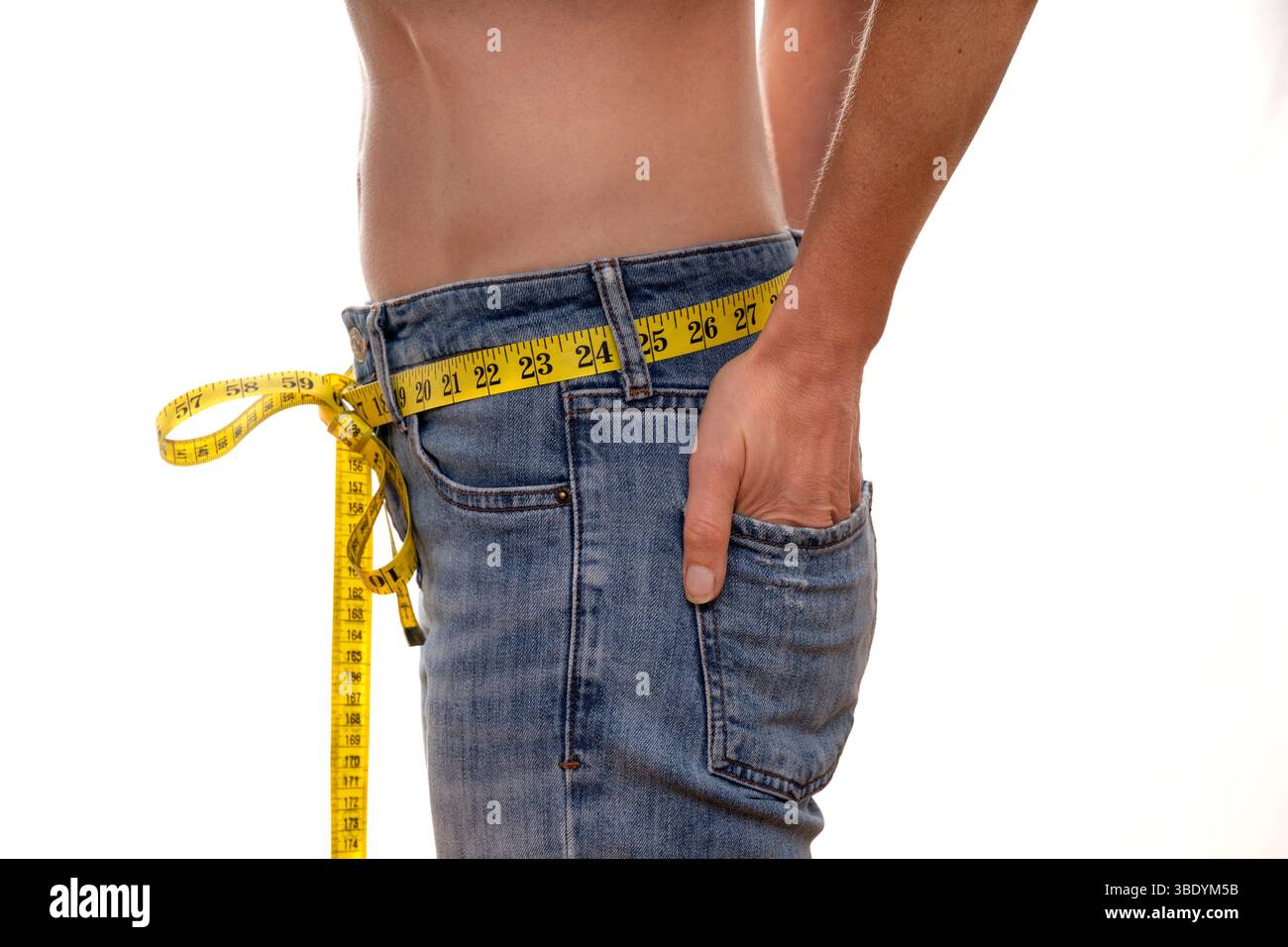 Primo piano di una donna che indossa jeans con metro a nastro intorno alla vita Foto Stock