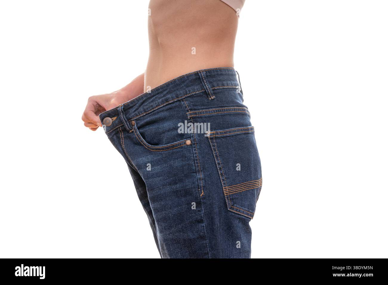 Primo piano di una persona che indossa jeans larghi dopo la perdita di peso Foto Stock