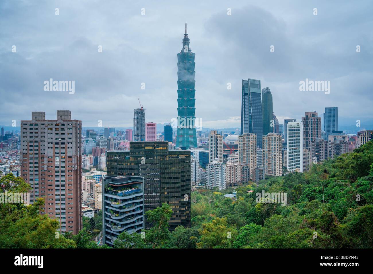 La migliore vista di Taipei 101: Iconica prospettiva diurna a Taipei, Taiwan Foto Stock