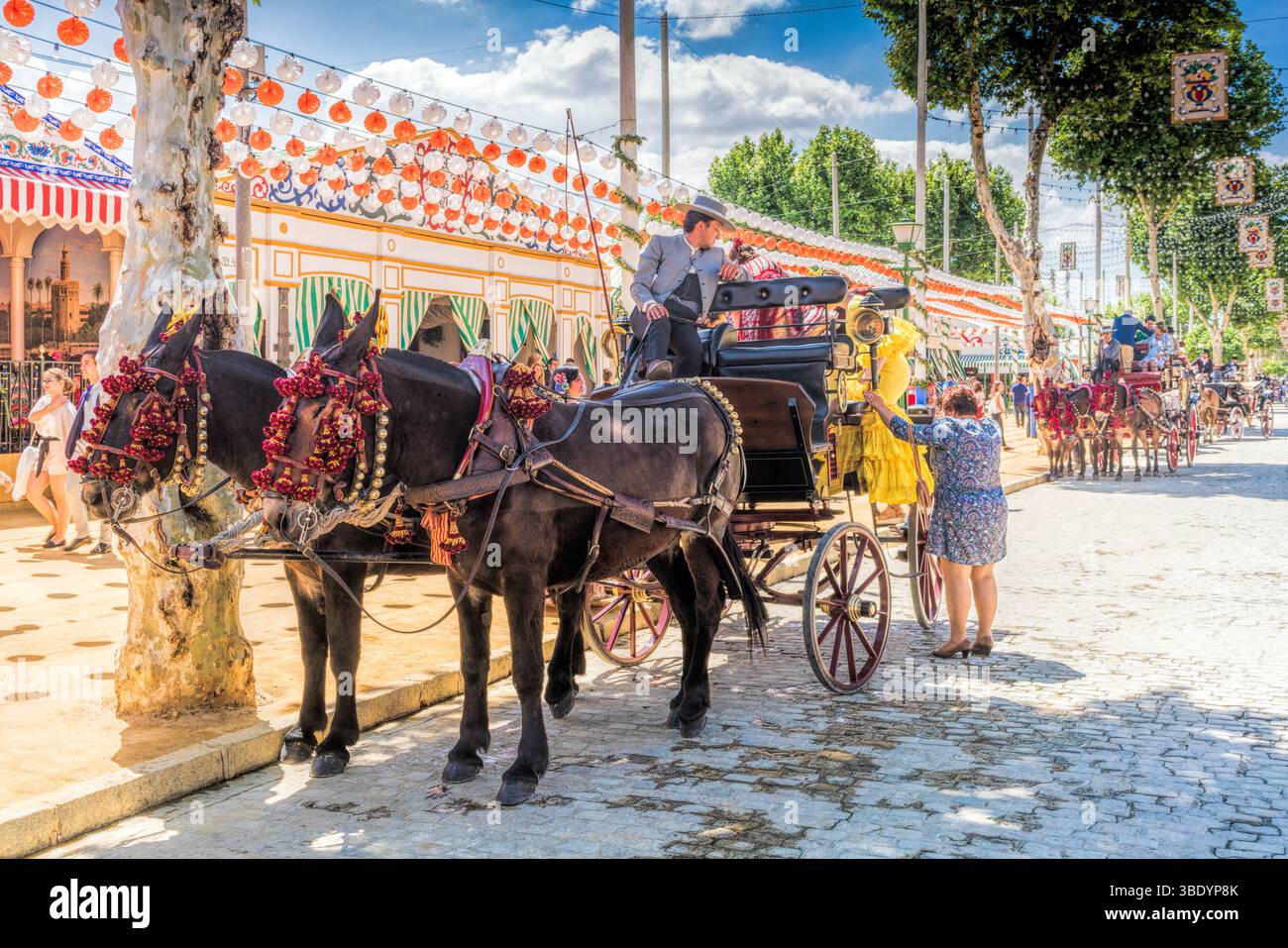 Siviglia, Spagna, 3 maggio 2017, le famiglie si deliziano con un tradizionale giro in carrozza trainata da cavalli attraverso la vivace Fiera di aprile di Siviglia, circondata da festi Foto Stock