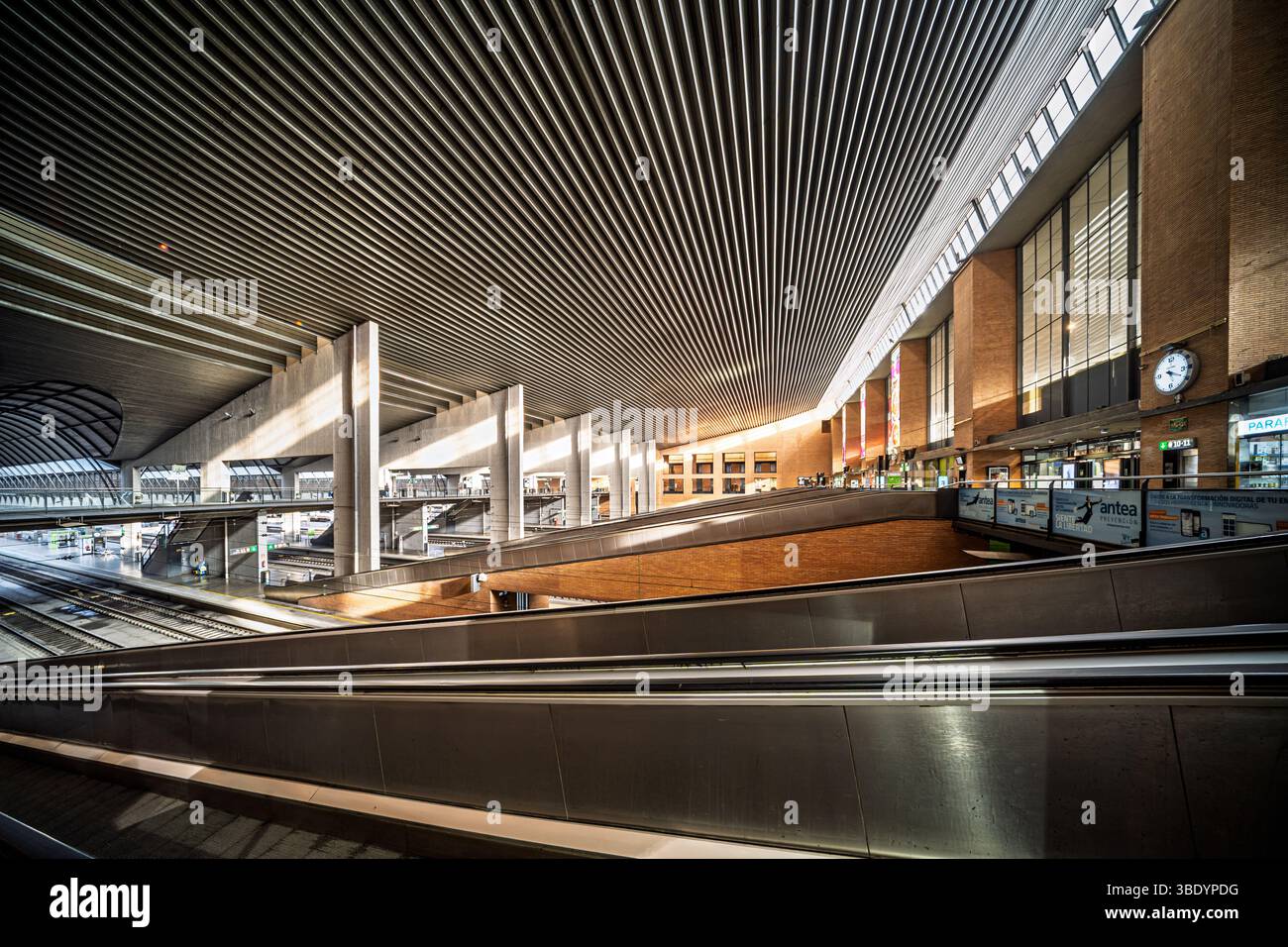 Siviglia, Spagna, 4 febbraio 2021, vista dettagliata delle rampe di accesso che guidano i viaggiatori verso le piattaforme ferroviarie della stazione di Santa Justa durante il giorno Foto Stock