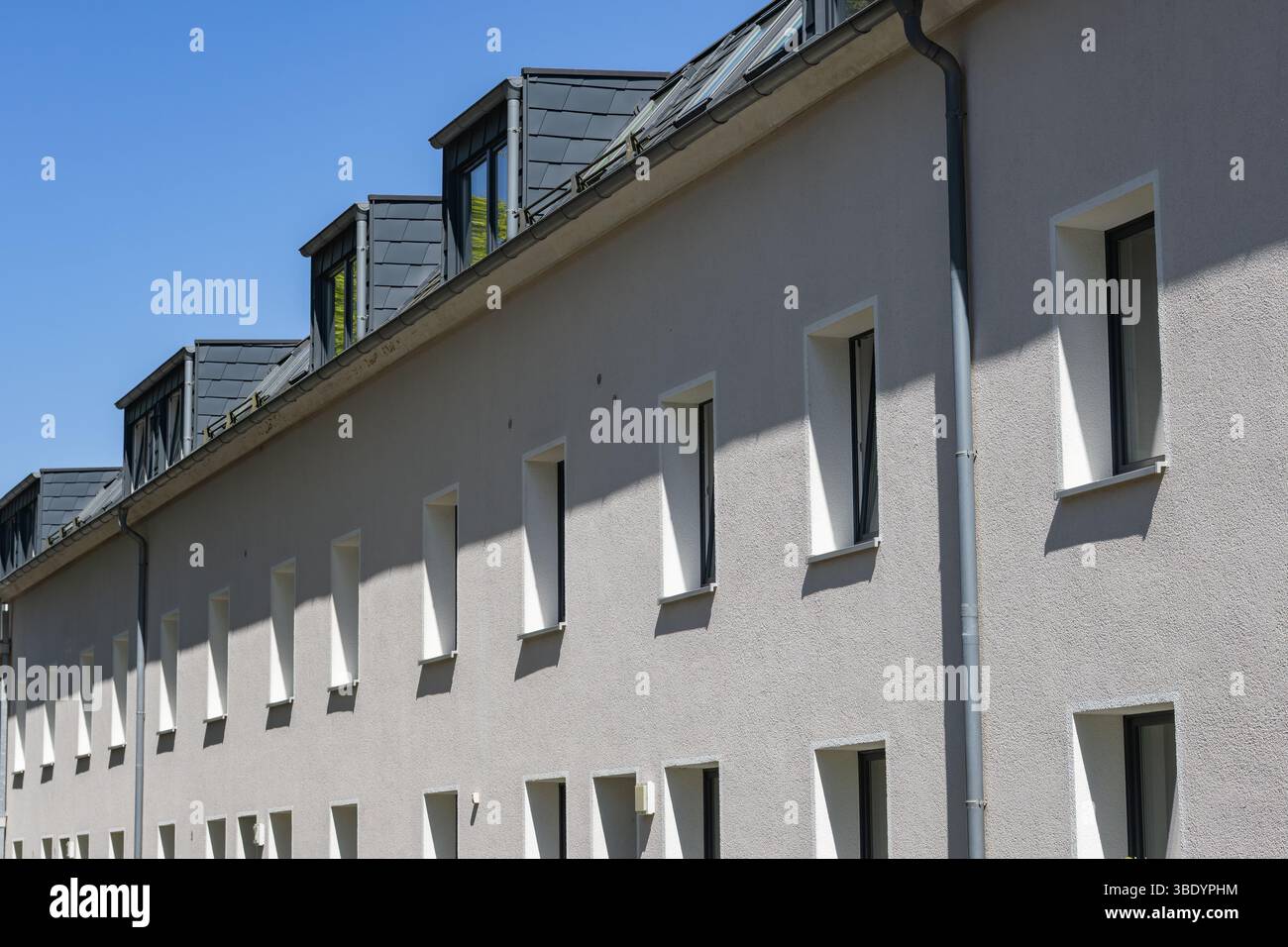 semplice complesso residenziale sotto forma di un blocco di sviluppo perimetrale Foto Stock