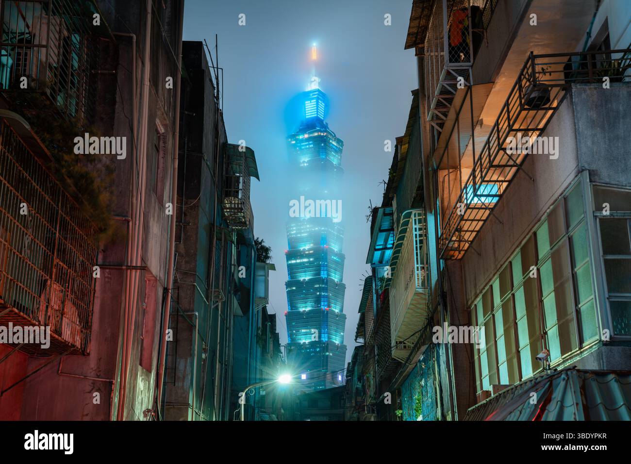 La migliore vista di Taipei 101: Iconica prospettiva diurna a Taipei, Taiwan Foto Stock