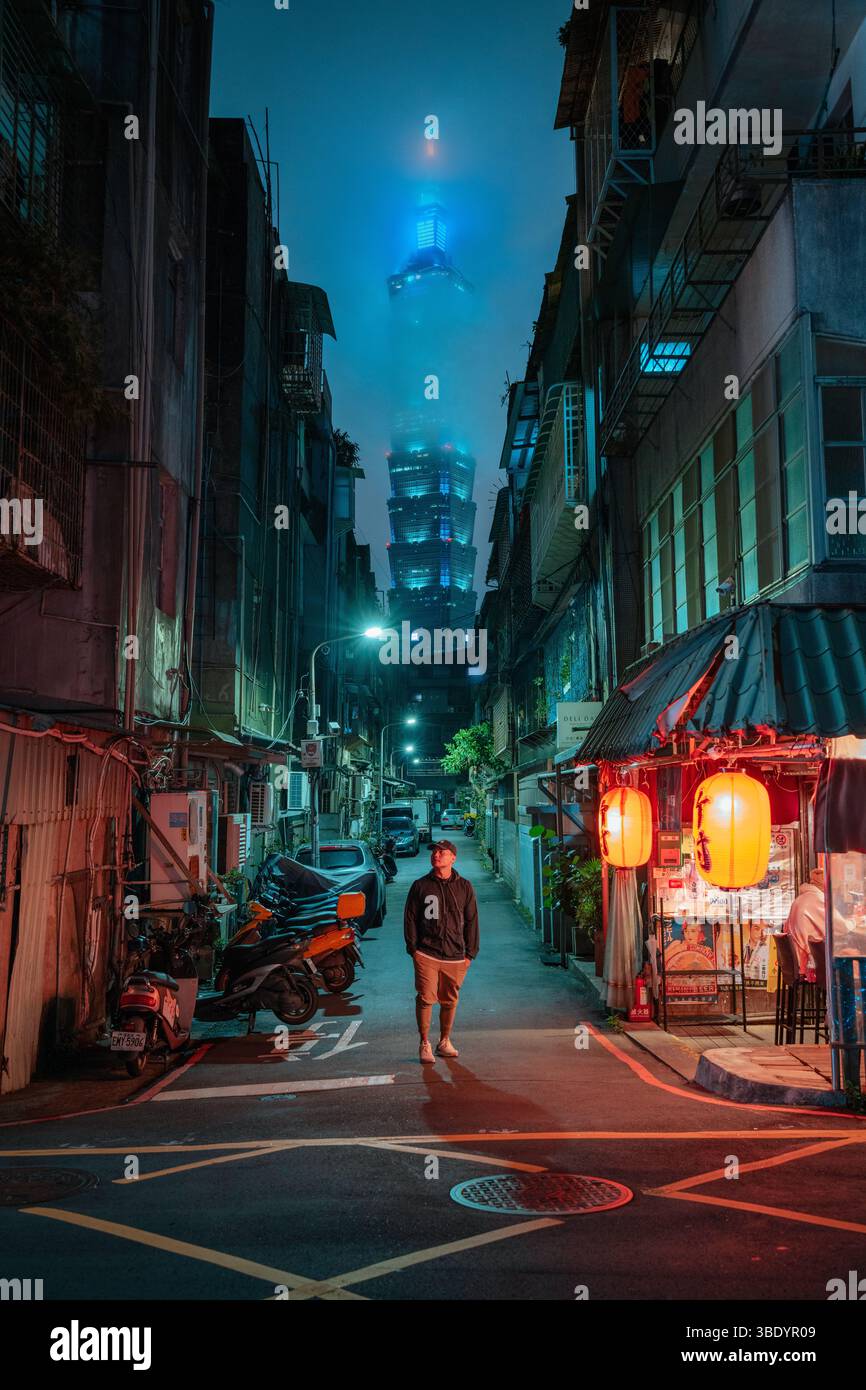 La migliore vista di Taipei 101: Iconica prospettiva diurna a Taipei, Taiwan Foto Stock