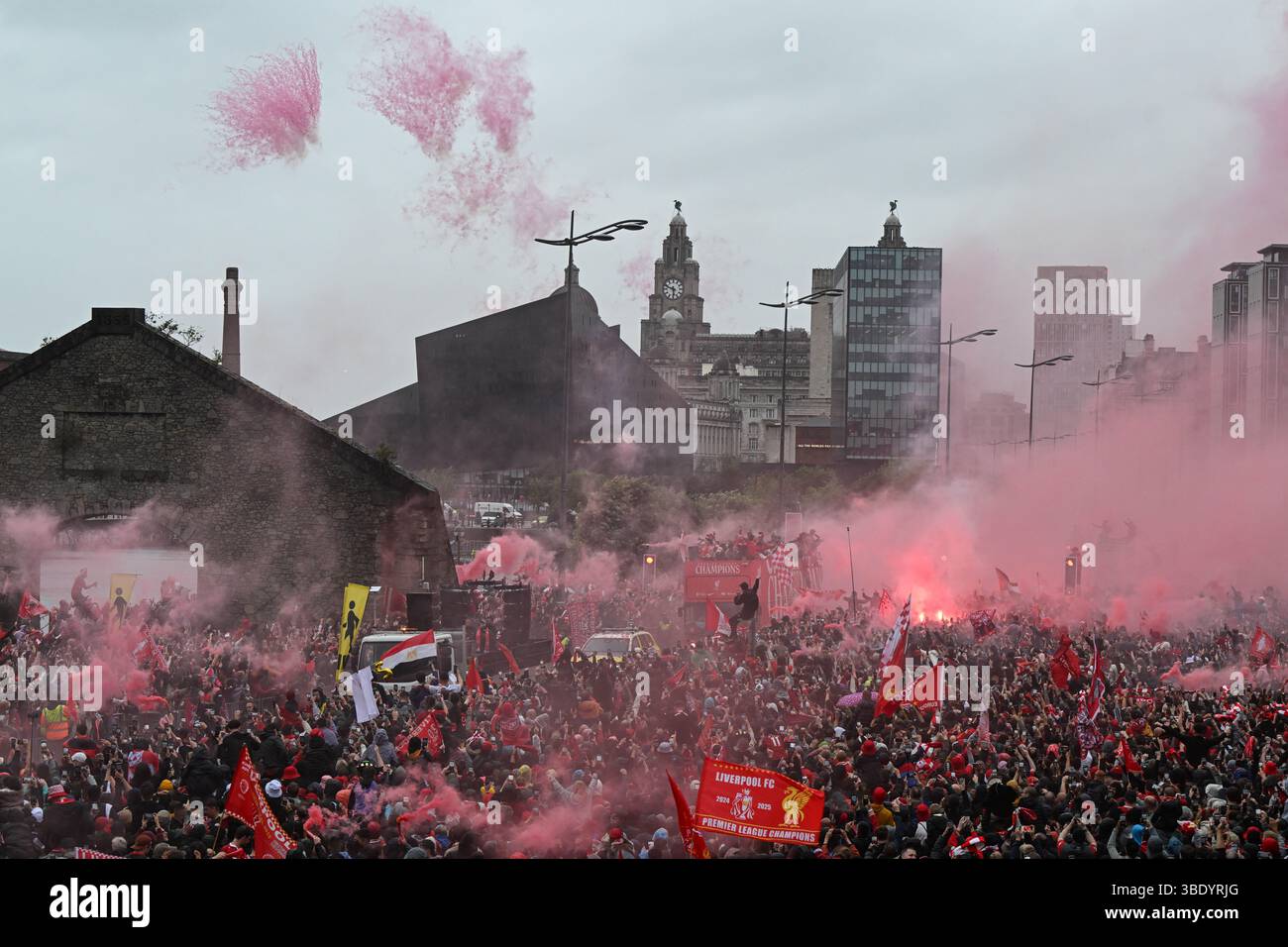 Liverpool, Regno Unito. 26 maggio 2025. I giocatori del Liverpool riconoscono la folla durante la loro parata di autobus scoperto per celebrare la vittoria del Liverpool FC nella Premier League inglese. Data immagine: 26 maggio 2025. Il credito per immagini dovrebbe essere: Cody Froggatt/Sportimage Credit: Sportimage Ltd/Alamy Live News Foto Stock