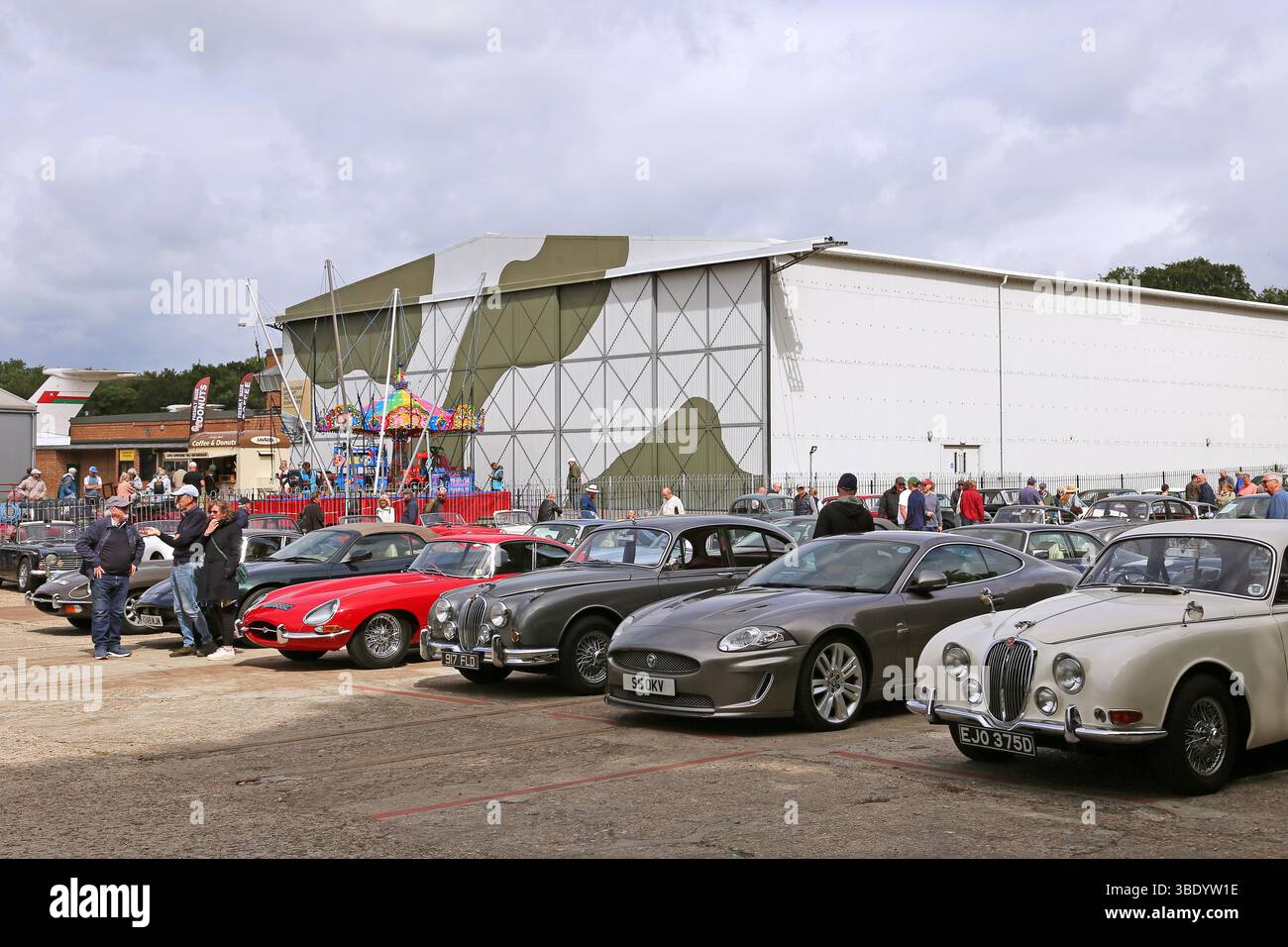 Vari Jaguar classici, il meglio della giornata britannica, Finishing Straight, Brooklands Museum, Weybridge, Surrey, Inghilterra, Regno Unito, Europa Foto Stock